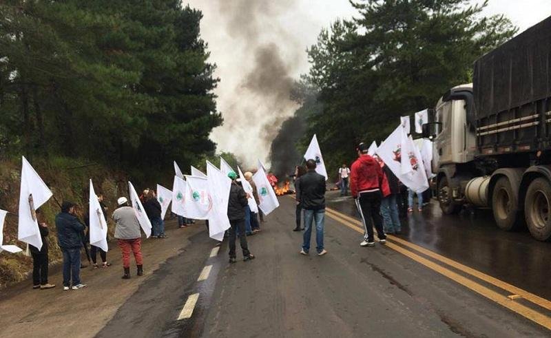 Manifestantes bloqueiam BR 153, em Marcelino Ramos, por mais de uma hora