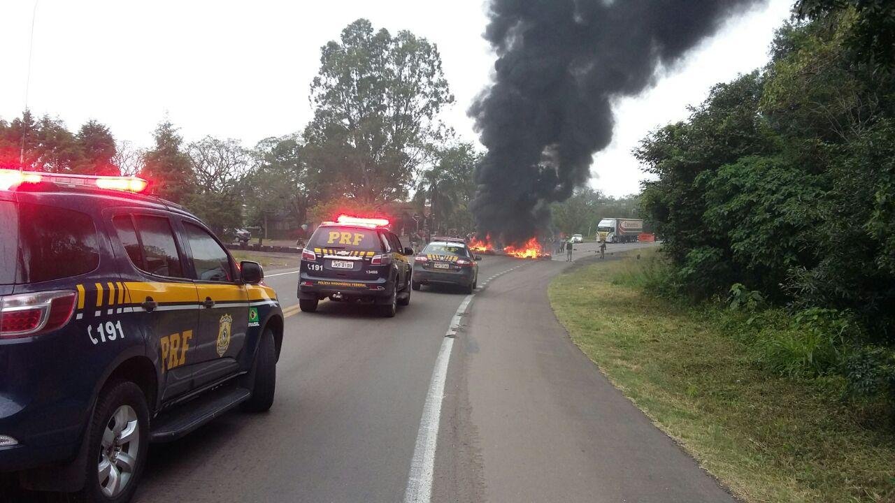 Protestos s&atilde;o encerrados em estradas federais, mas seguem no interior do RS 