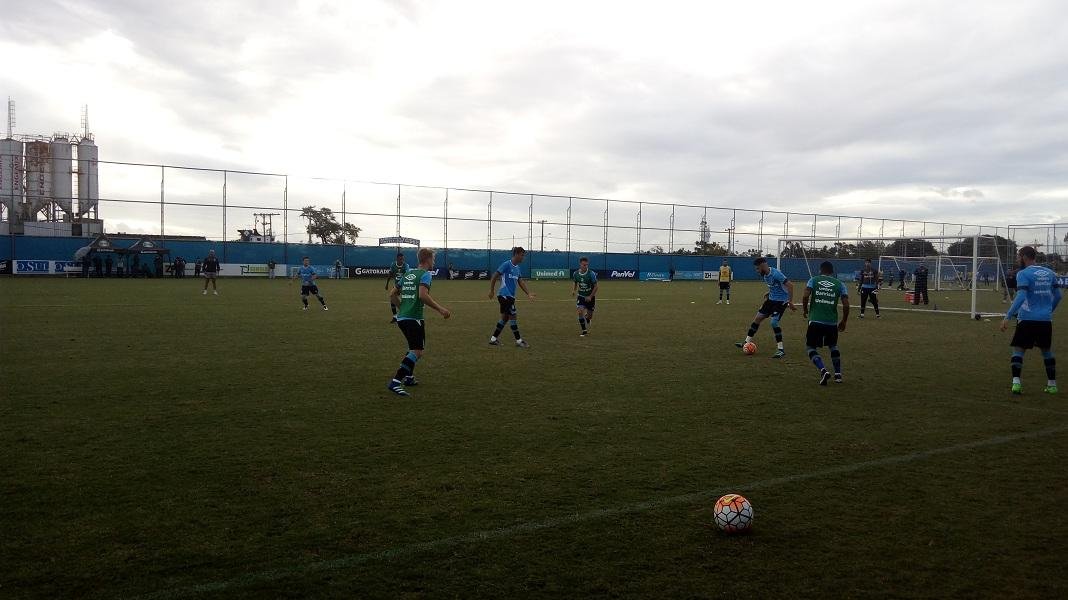 T&eacute;cnico comandou atividade em campo reduzido no CT Luiz Carvalho