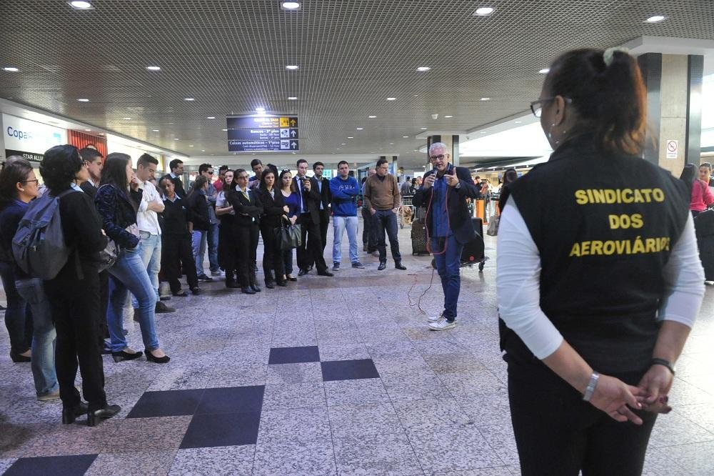 Funcion&aacute;rios do setor de raio-X realizaram protesto na manh&atilde; desta ter&ccedil;a no Aeroporto Salgado Filho