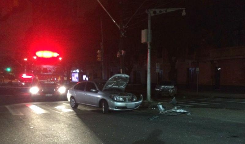 Motorista morre na colis&atilde;o entre dois carros em Porto Alegre
