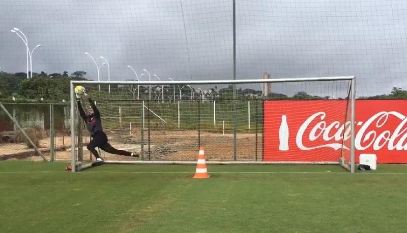 Novo goleiro do Inter treina com bola pela primeira vez