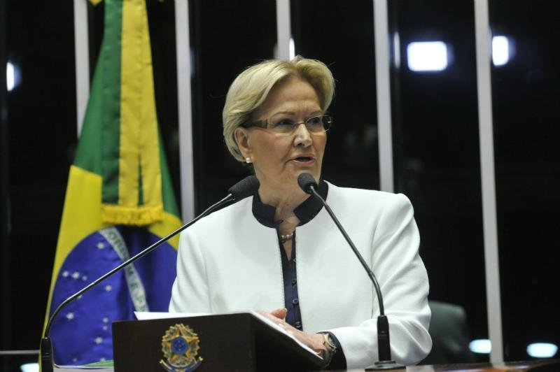 Senadora ga&uacute;cha foi primeira a falar em sess&atilde;o que pode afastar presidente Dilma 