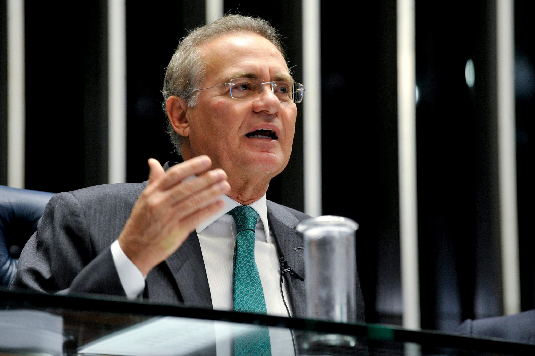 Primeira parte de sess&atilde;o tem senadores favor&aacute;veis ao impeachment	
