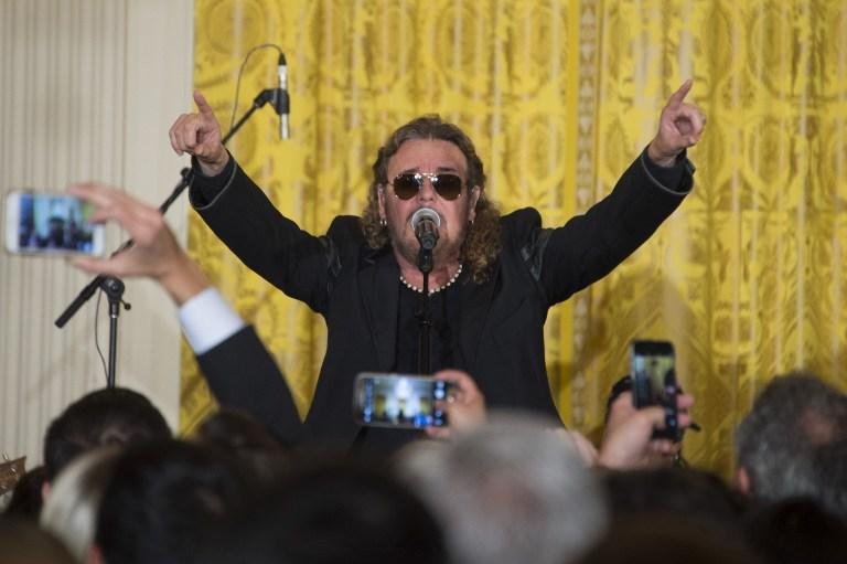 Vocalista Fher Olvera se apresentando num evento realizado no feriado de "Cinco de Mayo", na Casa Branca