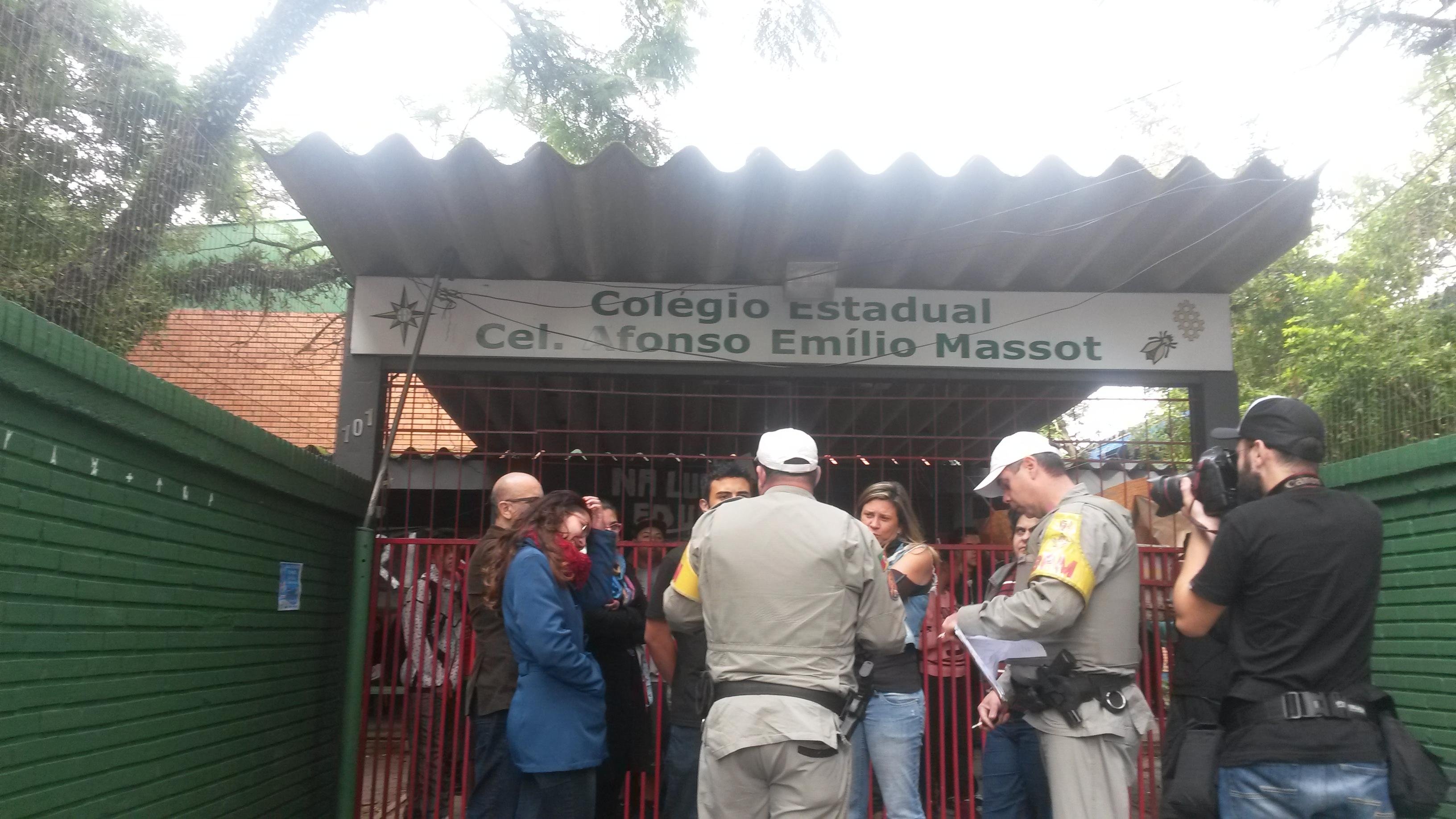 Estudantes protestam contra a falta de professores e problemas de infraestrutura