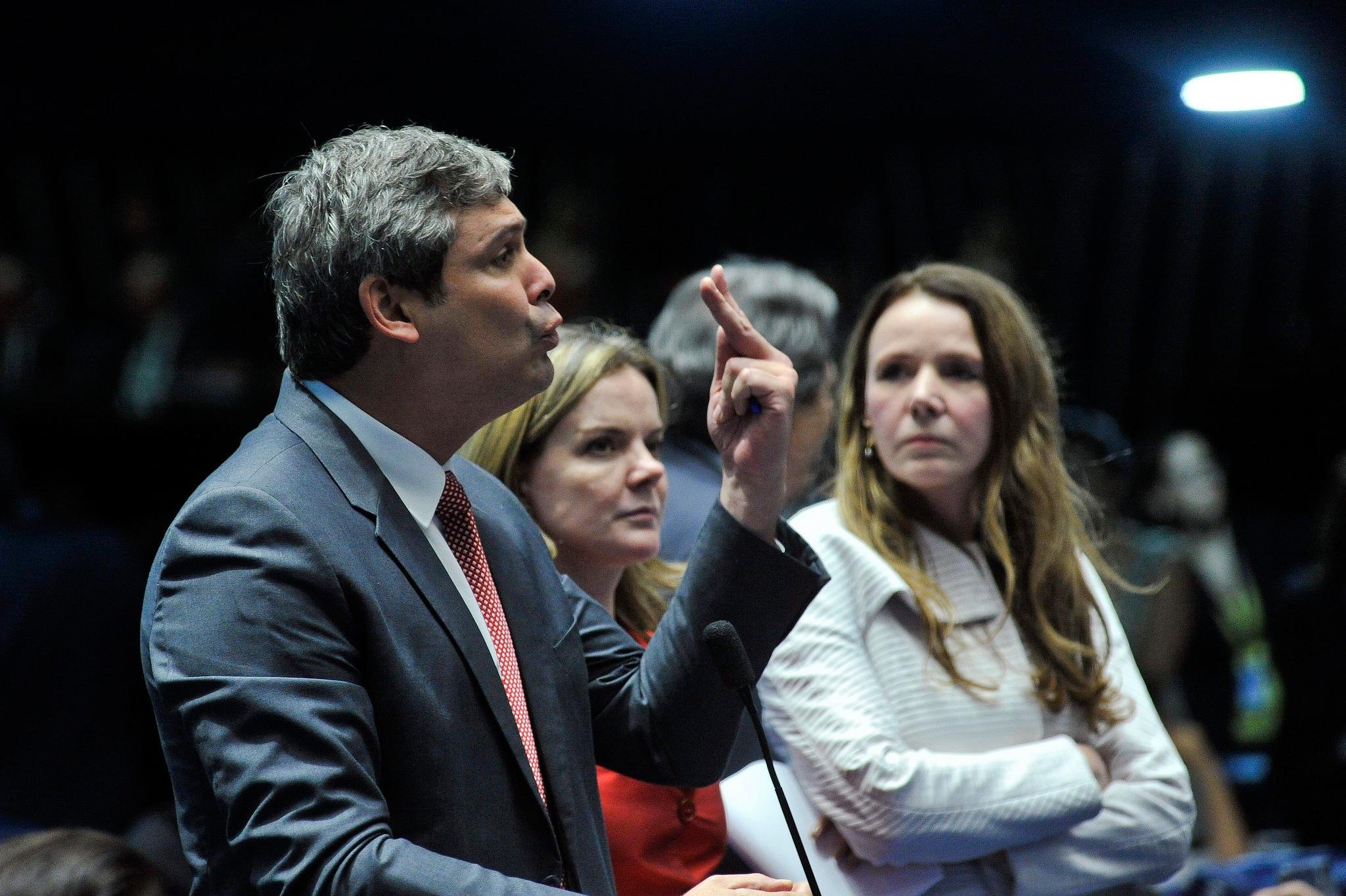 Senador Lindbergh Farias afirma que PT recorrer&aacute; novamente ao STF