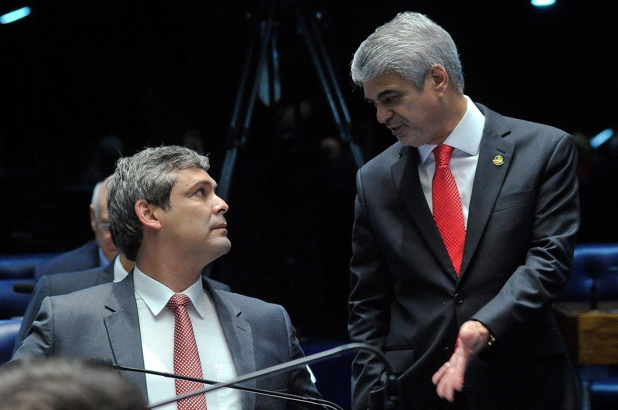 Para o l&iacute;der do governo, Humberto Costa (D), a atitude &eacute; uma viol&ecirc;ncia