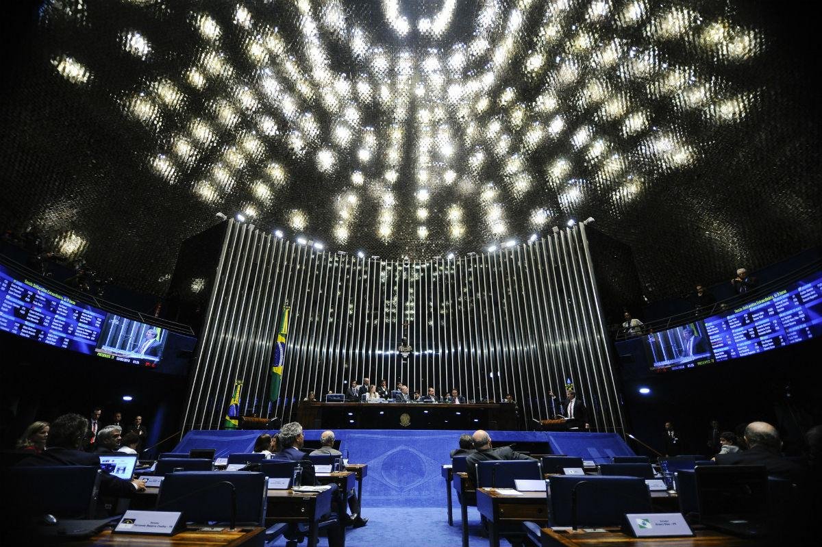 Sess&atilde;o no Senado entrou madrugada de quinta-feira