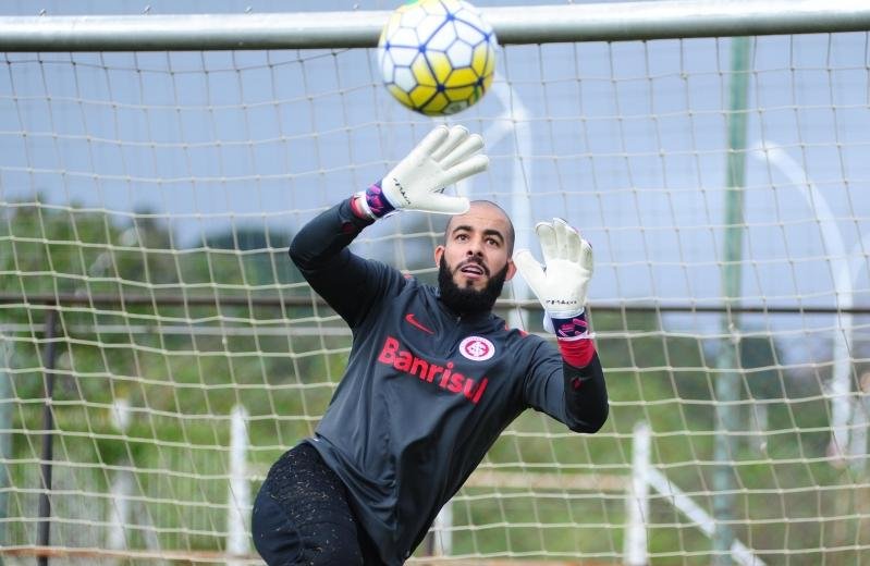 Danilo Fernandes j&aacute; treinou com novos companheiros no CT Parque Gigante