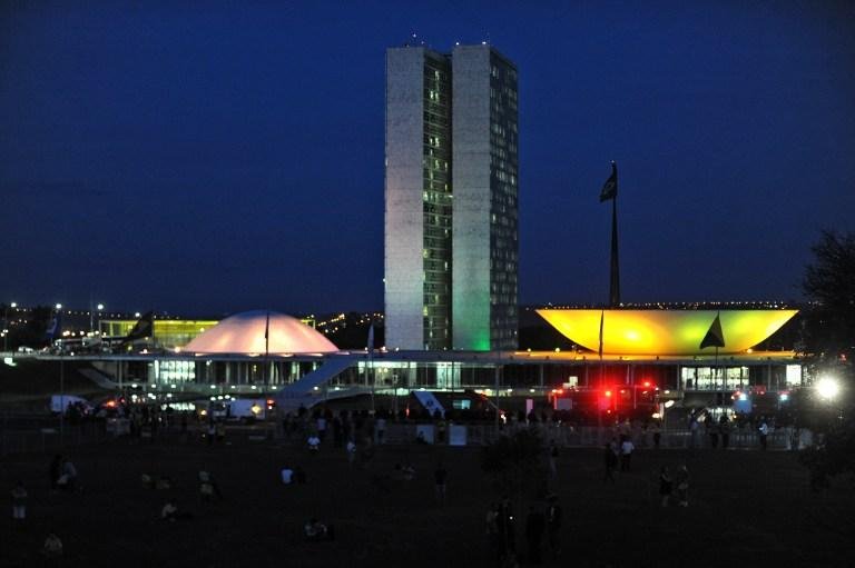 Manifestantes pr&oacute; e contra impeachment acompanham sess&atilde;o em frente ao Congresso