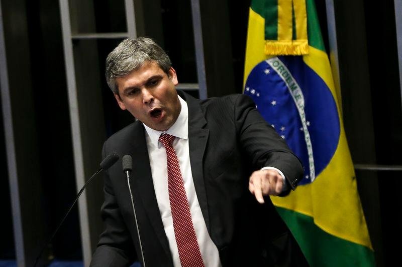 Senador petista fez duras cr&iacute;ticas a PMDB e PSDB, "s&oacute;cio minorit&aacute;rio de um governo falido"