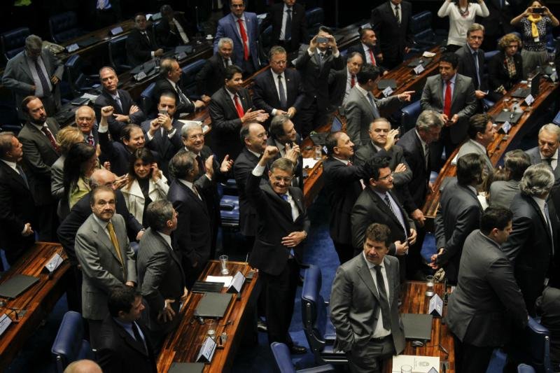 Senado aprova afastamento da presidente Dilma por 180 dias