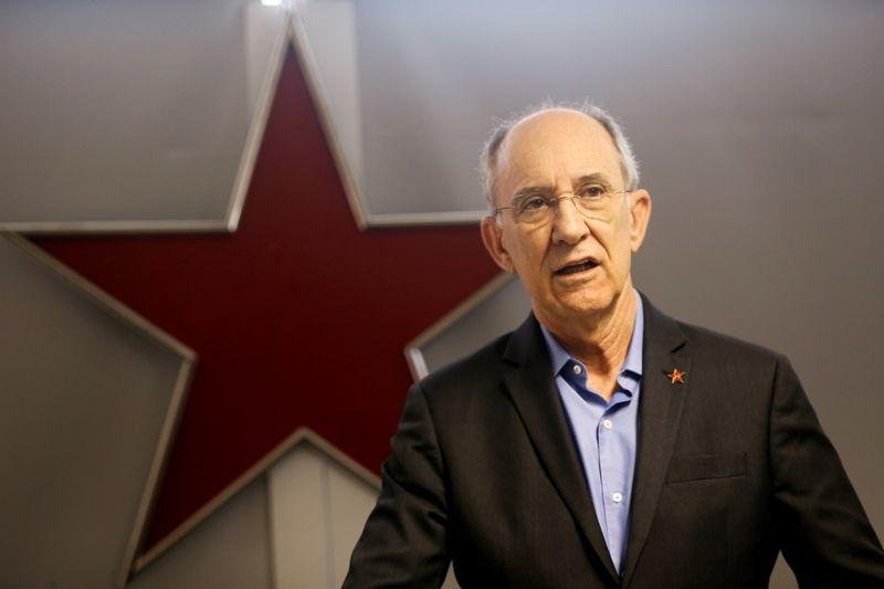 Presidente nacional do PT afirmou que elites pisoteiam o voto popular