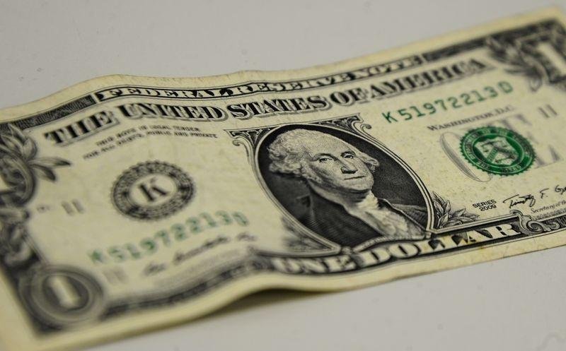 D&oacute;lar abre com leve alta cotado a R$ 3,454