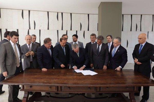 Michel Temer assina o termo de posse de presidente interino