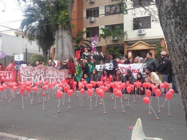 Grupo na frente do edif&iacute;cio de Dilma Rousseff