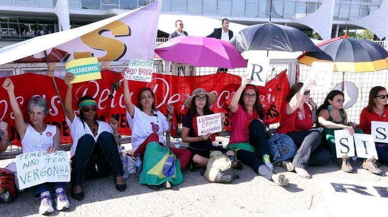 Mulheres se acorrentam &agrave;s grades do Pal&aacute;cio do Planalto contra sa&iacute;da de Dilma	
