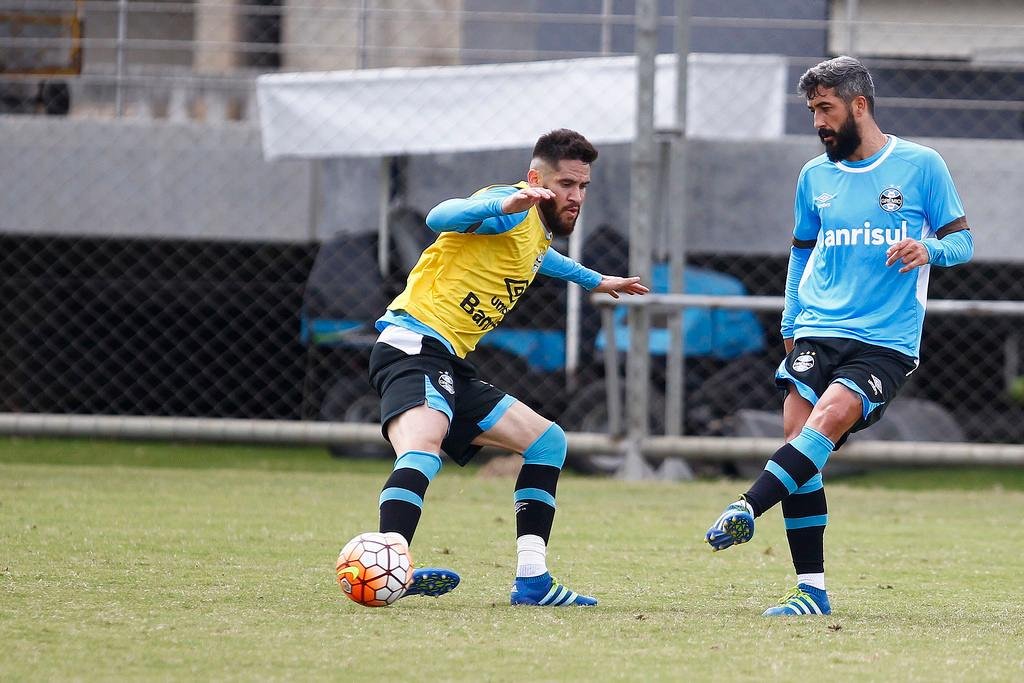 Douglas deixou time titular para entrada de Everton em treino