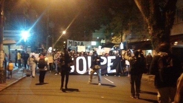 Manifestantes se reuniram no bairro da Cidade Baixa na noite desta quinta-feira
