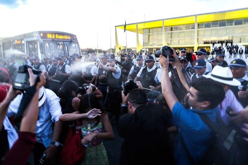 Manifestantes tentam subir rampa do Planalto e PM reage com g&aacute;s de pimenta 