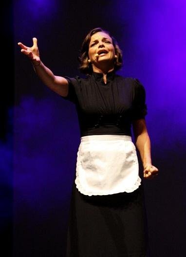 Anne Carrere interpreta a cantora no musical
