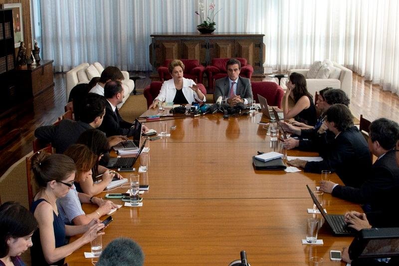 Presidente afastada desembarcou na base de Canoas ap&oacute;s agenda de entrevistas &agrave; tarde