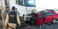 Idoso morre em colisão de carro e caminhão na BR 116