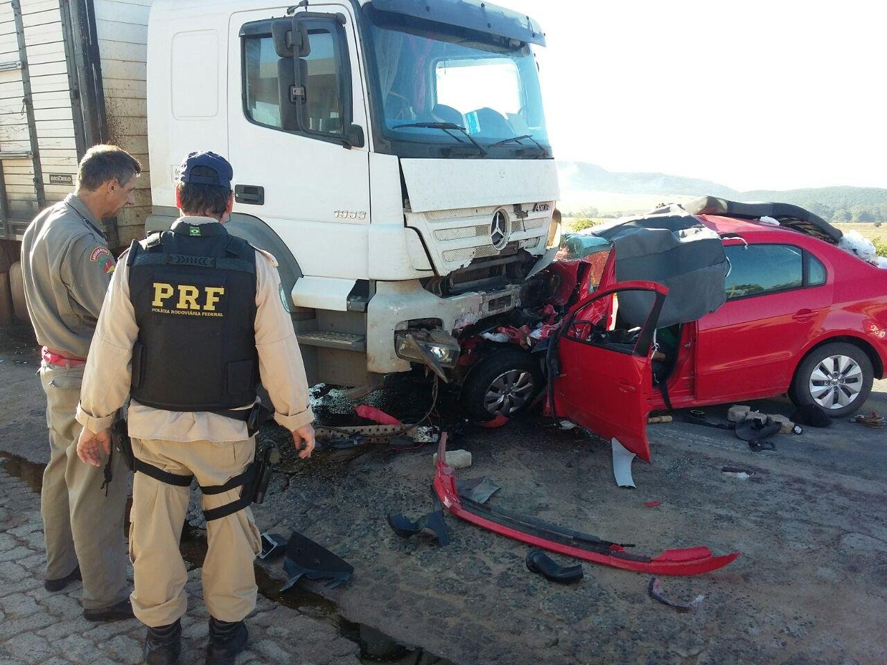 Idoso morre em colis&atilde;o de carro e caminh&atilde;o na BR 116
