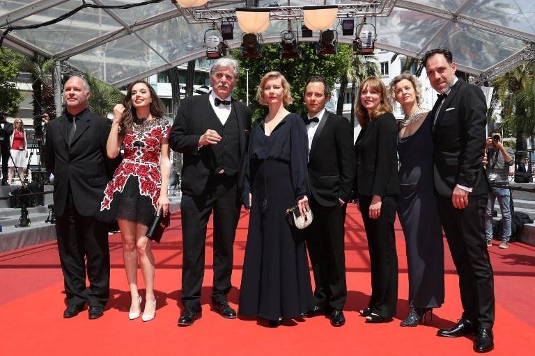 Elenco do filme posa com a diretora Maren Ade