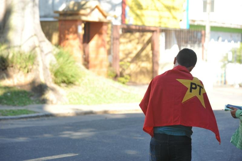 Simpatizantes fazem vig&iacute;lia em frente ao pr&eacute;dio de Dilma em Porto Alegre