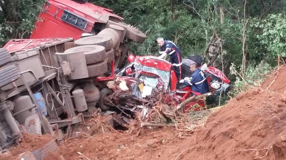Ve&iacute;culos sairam da pista caindo num barranco de dif&iacute;cil acesso