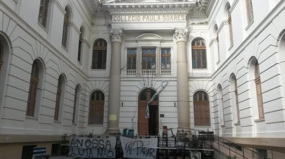 Alunos impedem entrada de professores em escola de Porto Alegre 