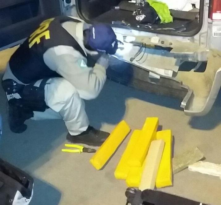  PRF apreende 100 kg de maconha e recupera carro roubado em Sarandi