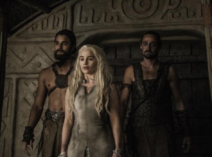 Daenerys com Dothrakis em cena de GoT