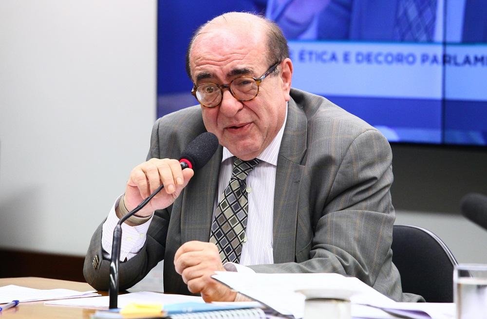 Jos&eacute; Tadeu de Chiara disse aos membros do Conselho de &Eacute;tica que as contas na Su&iacute;&ccedil;a que teve conhecimento e que s&atilde;o atribu&iacute;das ao Cunha s&atilde;o trustes