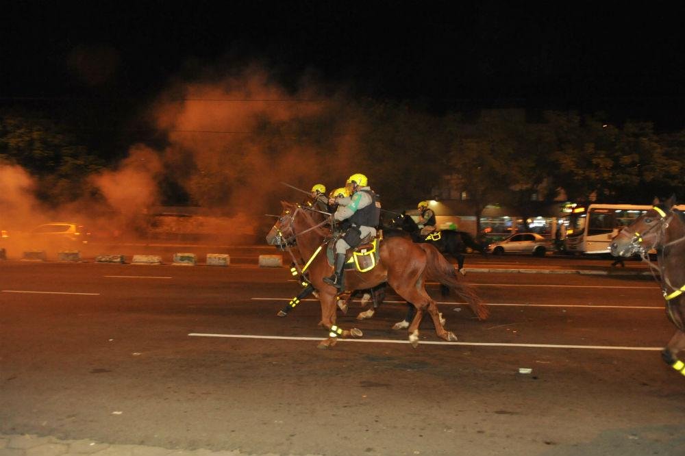 Jovens alegam ter sofrido viol&ecirc;ncia em protesto em Porto Alegre