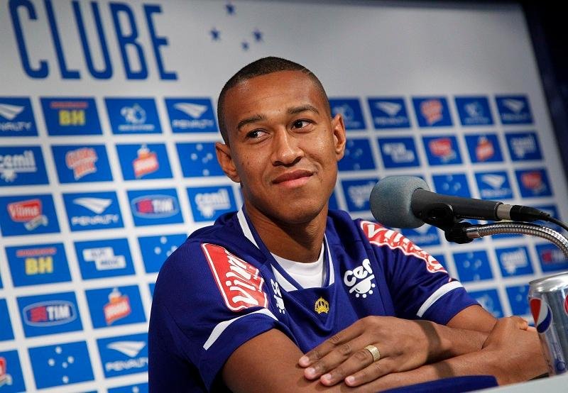 Lateral renovou v&iacute;nculo com o Inter para se transferir &agrave; equipe de S&atilde;o Paulo