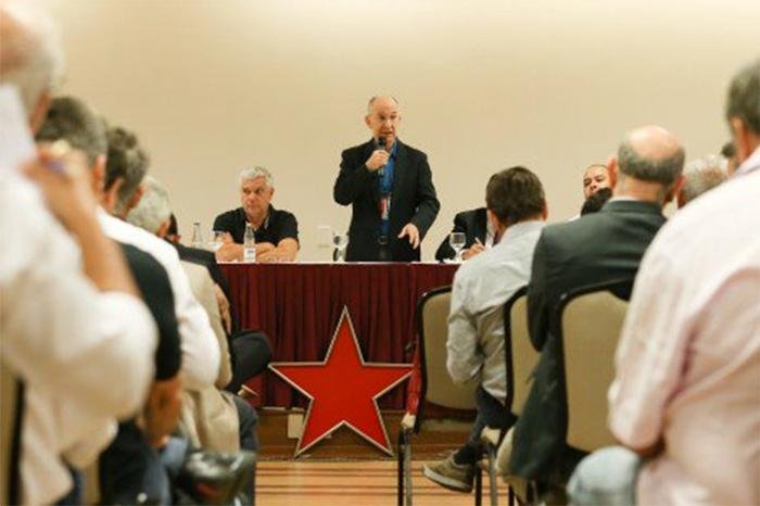 Partido divulgou resolu&ccedil;&otilde;es criticando "golpe pol&iacute;tico" de Temer, mas admite contar com peemedebistas que foram contr&aacute;rios
