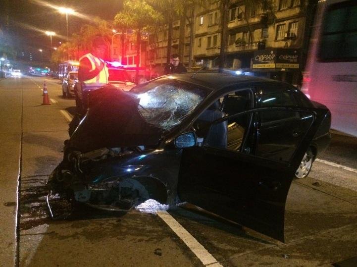 Motorista perde controle de carro e bate contra poste em Porto Alegre