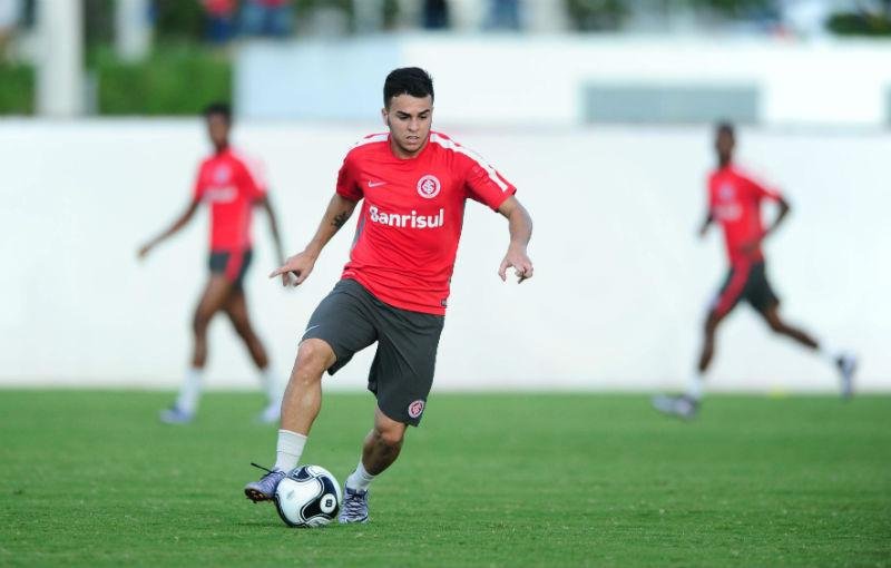 Andrigo pode assumir papel de &uacute;nico meia em forma&ccedil;&atilde;o com tr&ecirc;s volantes 