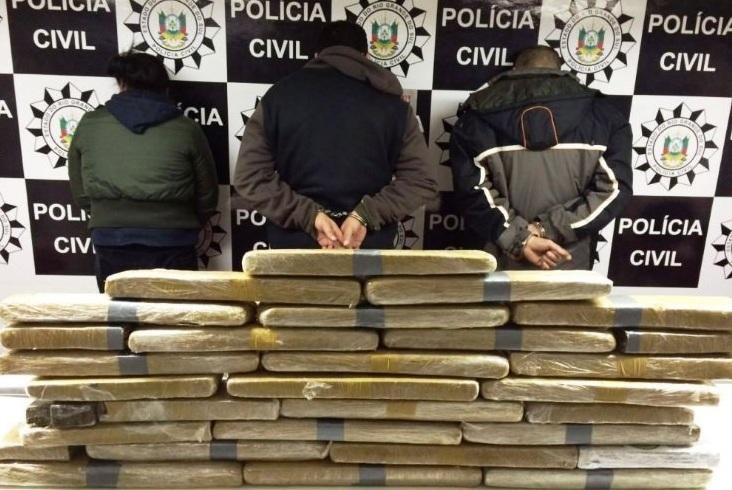 Trio &eacute; preso com droga avaliada em R$ 150 mil na zona Sul de Porto Alegre 