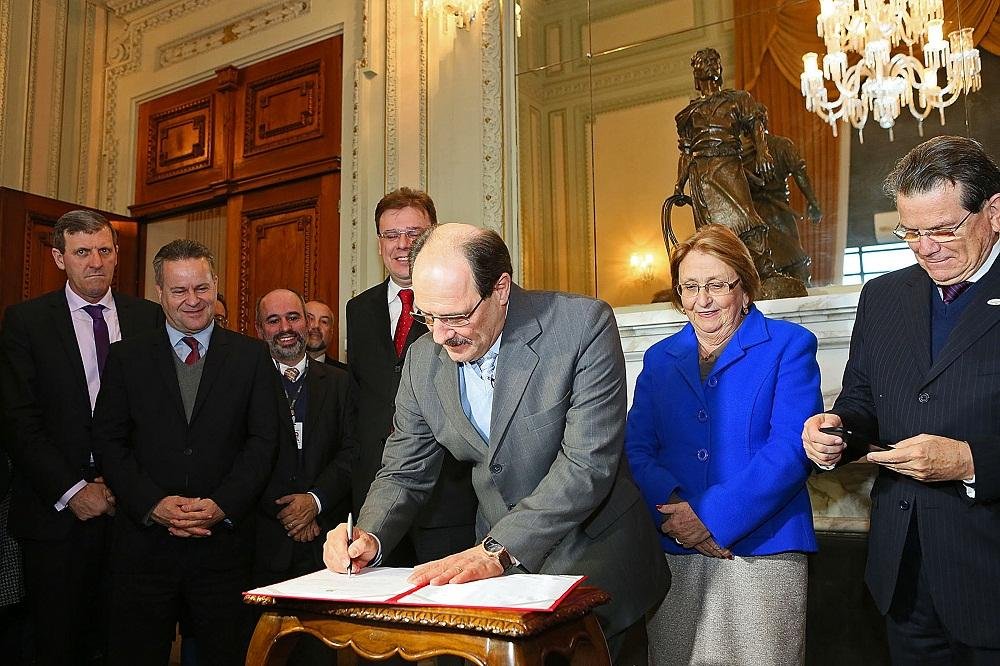 Governador sancionou a Lei da Ficha Limpa Estadual nesta quarta-feira