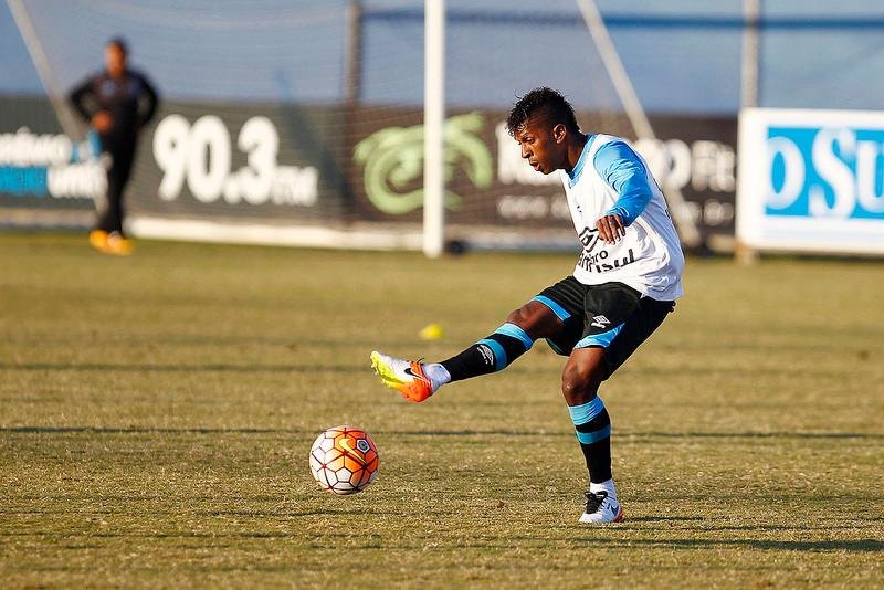 Bola&ntilde;os garantiu estar 100% adaptado ao futebol brasileiro