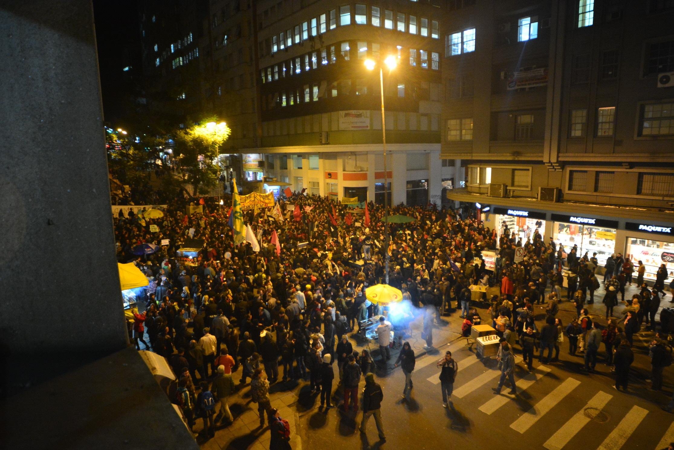 Grupo seguir&aacute; em caminhada que deve terminar no Largo Gl&ecirc;nio Peres