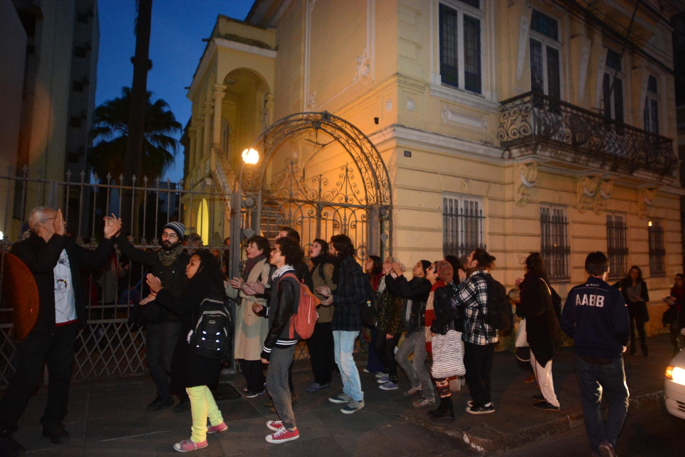 Manifestantes protestam contra a extin&ccedil;&atilde;o do Minist&eacute;rio da Cultura