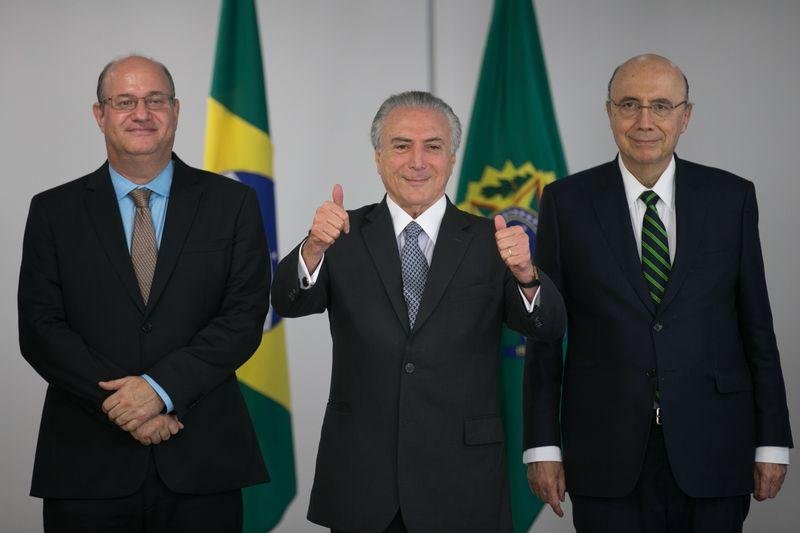 Temer (centro) oficializa Ilan Goldfajn (esquerda) como presidente do CB