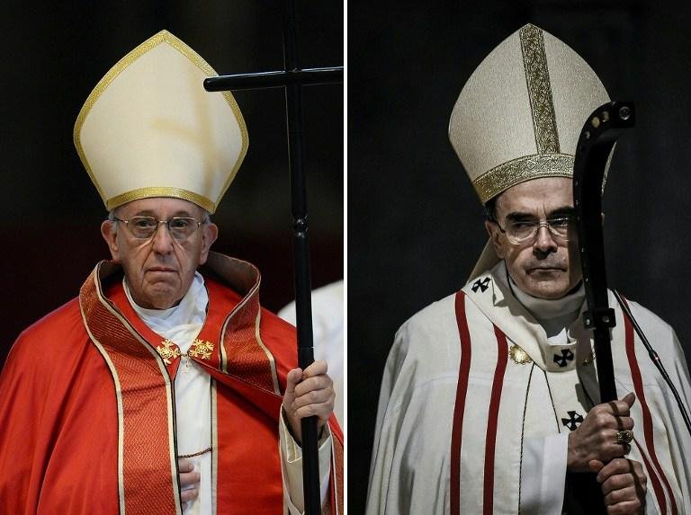 Papa (esquerda) recebe cardeal franc&ecirc;s Philippe Barbarin (direita)