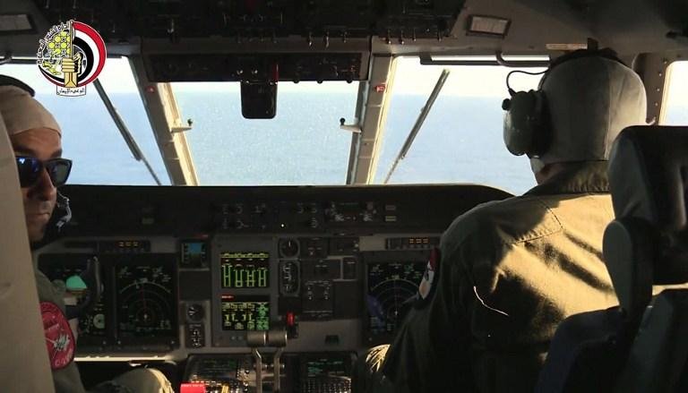 Equipes encontram parte de corpo, malas e poltronas de avi&atilde;o da Egyptair