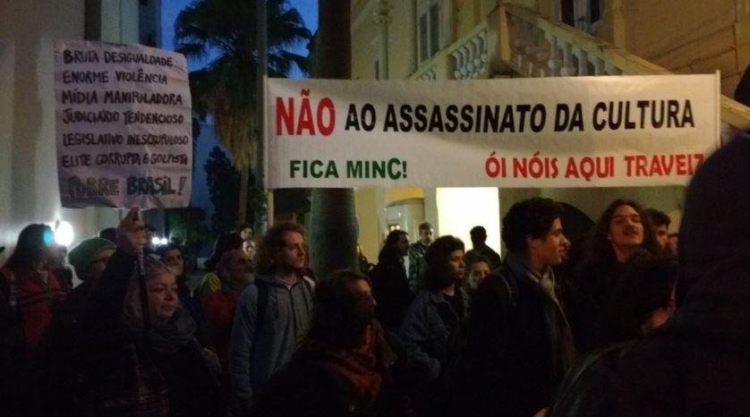 Servidores e manifestantes entram em acordo para que trabalho no pr&eacute;dio seja mantido
